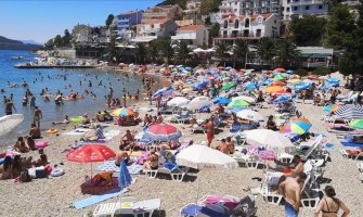 Kao da nije pandemija koronavirusa: Krcate plaže u Neumu