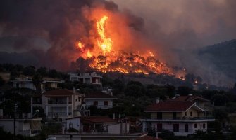 Grčka: Evakuisano 4.000 ljudi zbog šumskog požara