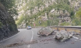 Odron na putu Podgorica-Kolašin, stijene blokirale traku