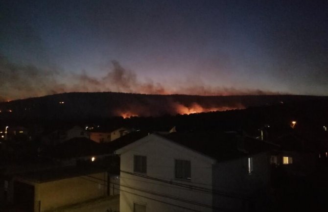 Požar na Veljem brdu lokalizovan, stambeni objekti neoštećeni