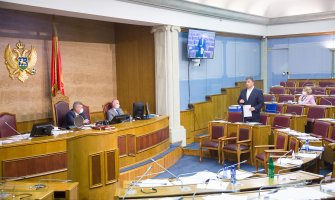 CGO:  Štiti li poslanički imunitet i od virusa pa poslanici ne nose maske?