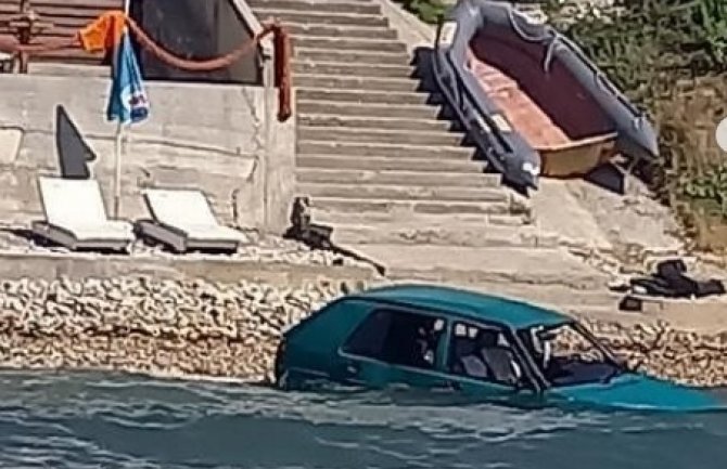 Vozilo sletjelo na plažu i teško povrijedilo kupača(22), prebačen u KCCG