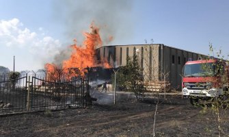 Nikšić: Ogromni požar zahvatio dvorište starog vojnog magacina