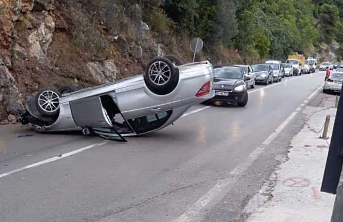 Saobraćajna nezgoda u Sutomoru: Auto se prevrnulo na krov, vozač lakše povrijeđen