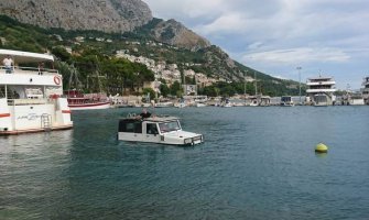 Turista ušao džipom u more, napravio krug i otišao sa plaže (FOTO)