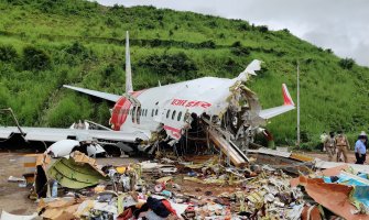 Indija: Najmanje 18 ljudi poginulo u avionskoj nesreći, stradala oba pilota
