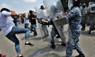 Haos u Bejrutu: Policija upotrijebila suzavac kako bi spriječila demonstrante da uđu u zgradu parlamenta