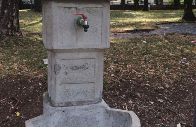 DPS Cetinje: Osuđujemo devastaciju novog mobilijara u parku u Diviziji