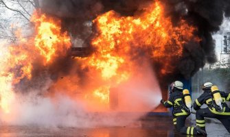 Požar u višespratnici: Ljudi iskakali kroz prozore, 11 mrtvih, među njima 3 djece (VIDEO)