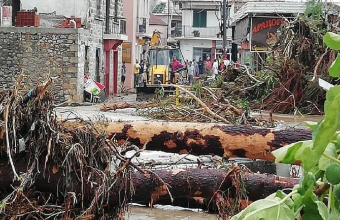 U oluji na grčkom ostrvu sedam poginulih, među njima i beba