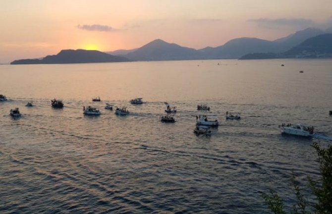 Litija barkama od Starog grada do Svetog Stefana, bakljada na Slovenskoj plaži(FOTO)