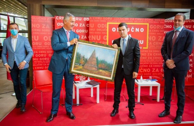 Đukanović uručio 50 članskih karti mladim Berancima i Berankama: DPS  već 30 godina garant mira, stabilnosti i prosperiteta