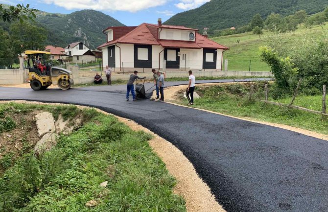 Nastavak podrške Vlade: 2,7km novih seoskih puteva u Petnjici