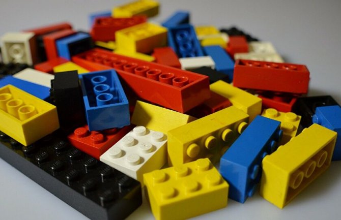 Kompanija Lego pravi kocke sa Brajevim pismom, biće na 11 jezika 