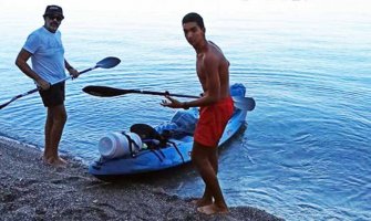 Avantura na crnogorskoj obali: Otac i sin kajakom obilaze primorje