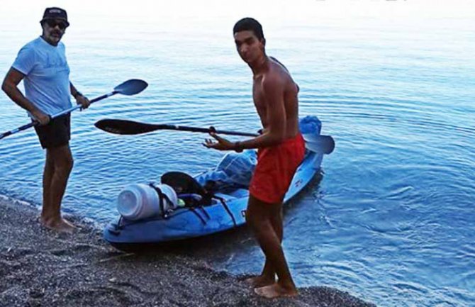 Avantura na crnogorskoj obali: Otac i sin kajakom obilaze primorje