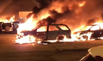 Demonstranti iskalili bijes u neredima: Zapalili skoro 100 automobila (VIDEO)