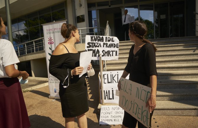 Učenici pisali ministru zbog loše situacije profesorice Milošević: Ona je nama bitna