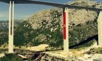 Crnogorska zastava se vijori na Moračici (Video)