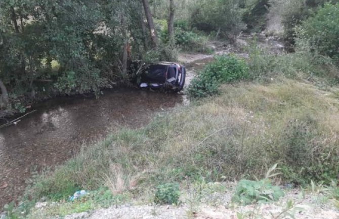 Saobraćajna nezgoda u Podvadama: Sletio s puta, pa udario u stablo(FOTO)