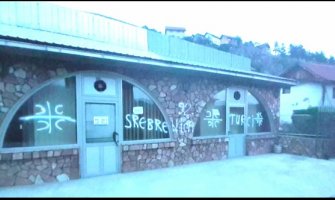 Opet uvredljivi natpisi u Pljevljima: Kafana i magistralni put ispisani grafitima (FOTO)