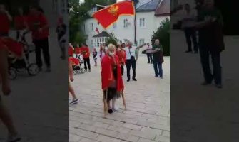 Emotivna scena na Cetinju: Ponosna crnogorska majka došla na štakama i ispraćena aplauzom (VIDEO)