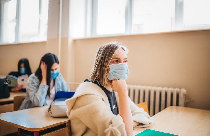 Studenti da mjere temperaturu, uprave da kontrolišu nošenje zaštitnih maski