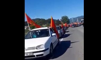 Kolona automobila iz Bijelog Polja krenula na patriotski skup u PG: Državne zastave, sirene...(VIDEO)