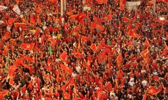 Uprava policije: Oko 50.000 građana na Trgu nezavisnosti,nema incidenata