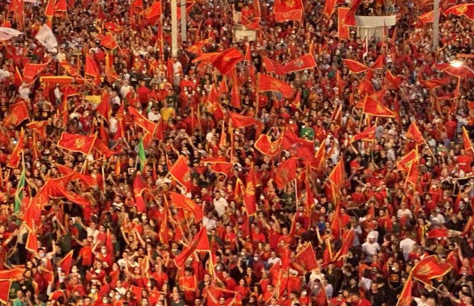 Uprava policije: Oko 50.000 građana na Trgu nezavisnosti,nema incidenata