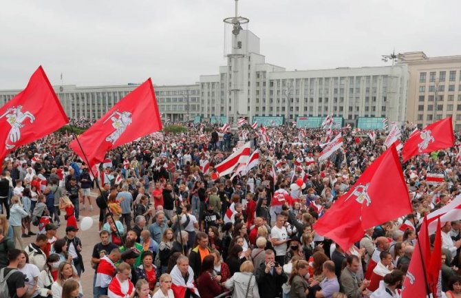 Nastavak protesta u Bjelorusiji: Demonstranti došli do Lukašenkove rezdiencije, traže ostavku