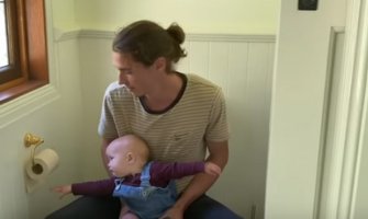 Ovako je par dvonedjeljnu bebu odvikao od pelena (VIDEO)