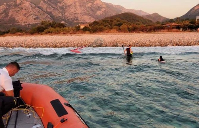 Spašene dvije osobe kod plaže u Buljarici