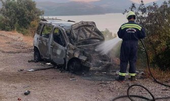 Automobil sletio sa puta i zapalio se (FOTO)