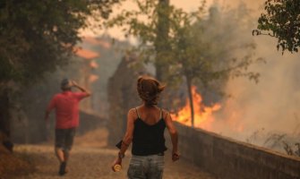 Portugal: Helikopteri i skoro hiljadu vatrogasaca u borbi protiv velikih požara