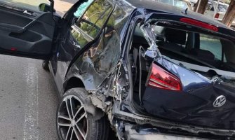 Uhapšen vozač zbog vožnje pod dejstvom alhokola i kokaina, oštetio pet automobila