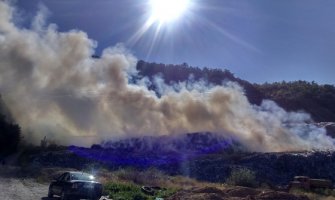 Požar na deponiji na ulasku u Nikšić nije ugašen, ali je pod kontrolom