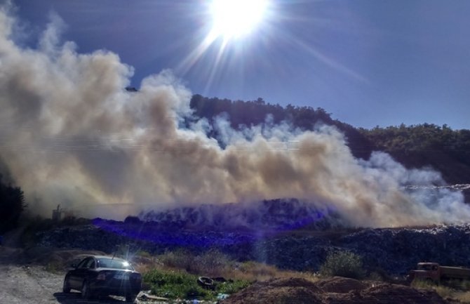 Požar na deponiji na ulasku u Nikšić nije ugašen, ali je pod kontrolom