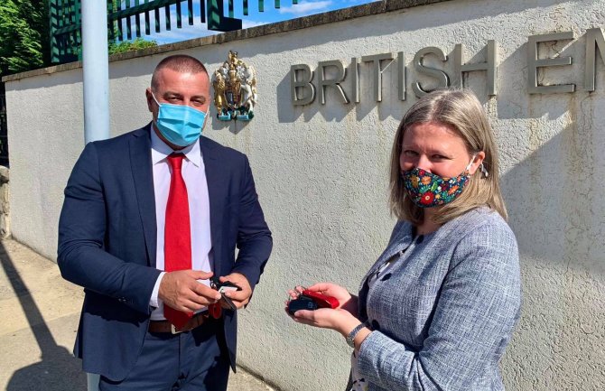 Podrška razvoju vladavine prava: Britanska ambasada donirala Upravi policije  vozila i opremu