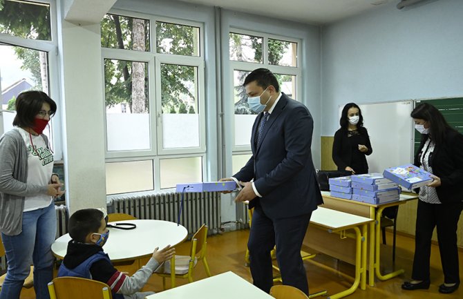 U prvi razred upisano 19 đaka više nego prošle godine, Smolović uručio komplete udžbenika