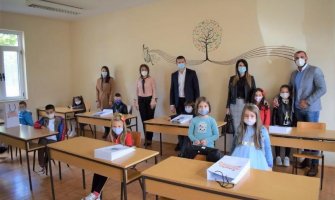 Opština Berane uručila besplatne udžbenike svim osnovcima