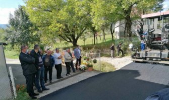 Opština Berane nastavila asfaltiranje seoskih puteva, radove obišao Šćekić