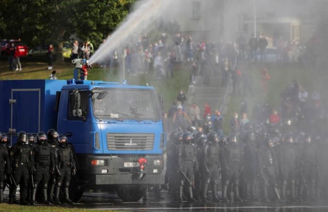 Minsk: Desetine hiljada ljudi na ulicama, policija ih hapsi i rastjeruje vodenim topovima