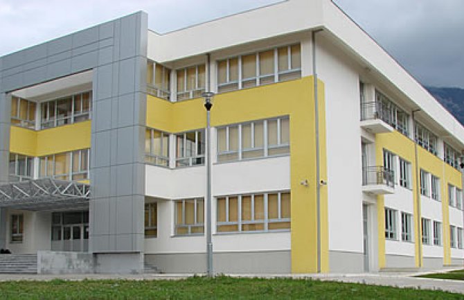 Prvi slučaj korone u školi: Jedan učenik pozitivan, u samoizolaciji dva odjeljenja Druge osnovne škole u Budvi