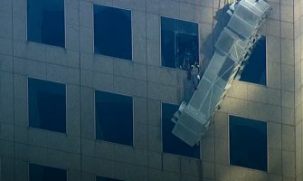 Scena iz akcionih filmova u Njujorku: Radnicima se otkačila skela na oblakoderu, uspjeli da ih spase(VIDEO)