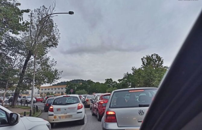 Kolone auta ispred IJZ: Gužve na testiranju za koronavirus opomena i dokaz o nepoštovanju mjera