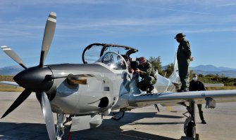 Na vojnom aerodromu „Knjaz Danilo“ predstavljen avion Embraer Super Tucano 29(FOTO)