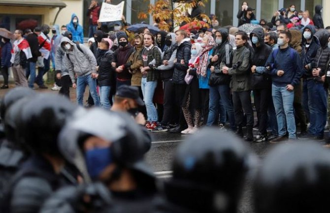 Minsk: Policija rastjerala demonstrante iz centralne četvrti, novinari privedeni