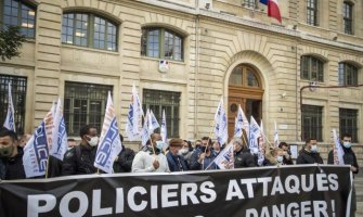 Francuski policajci protestovali ispred svojih stanica