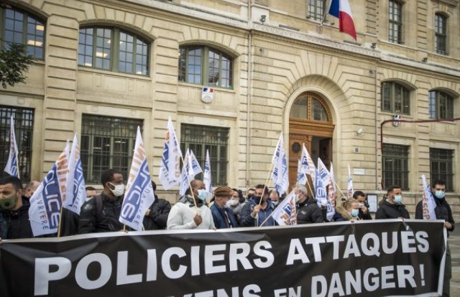 Francuski policajci protestovali ispred svojih stanica